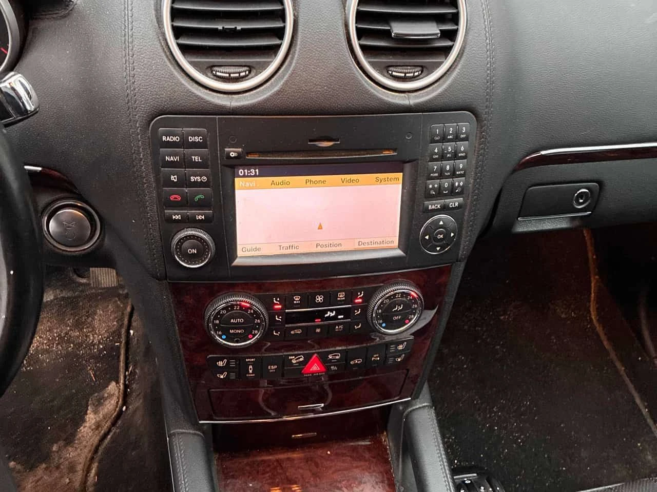 Mercedes-Benz ML 550 4MATIC * AMG PACK* ПОДГРЕВИ* ОБДУХВАНЕ* ВЪЗДУХ* , снимка 9 - Автомобили и джипове - 53804542