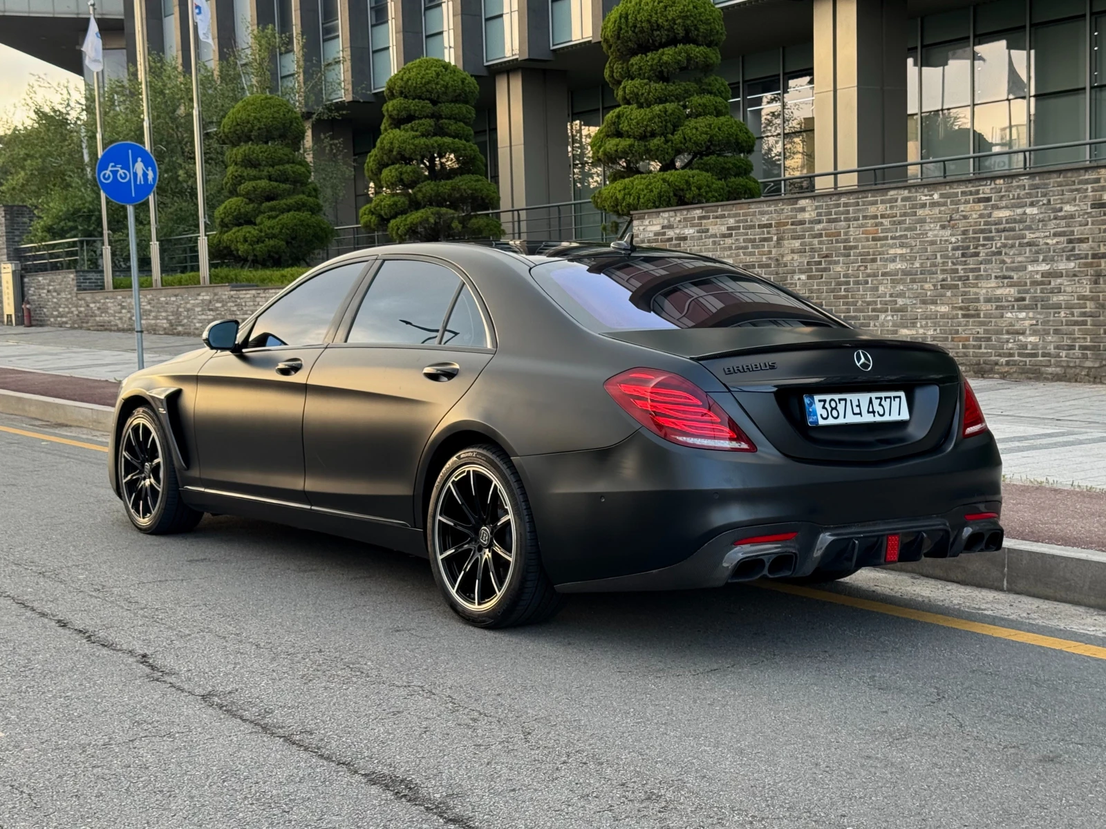 Mercedes-Benz S 500 BRABUS CARBON* SOFT-CLOSE* 360* МАСАЖ* ОБДУХ* 2XTV, снимка 6 - Автомобили и джипове - 54839686