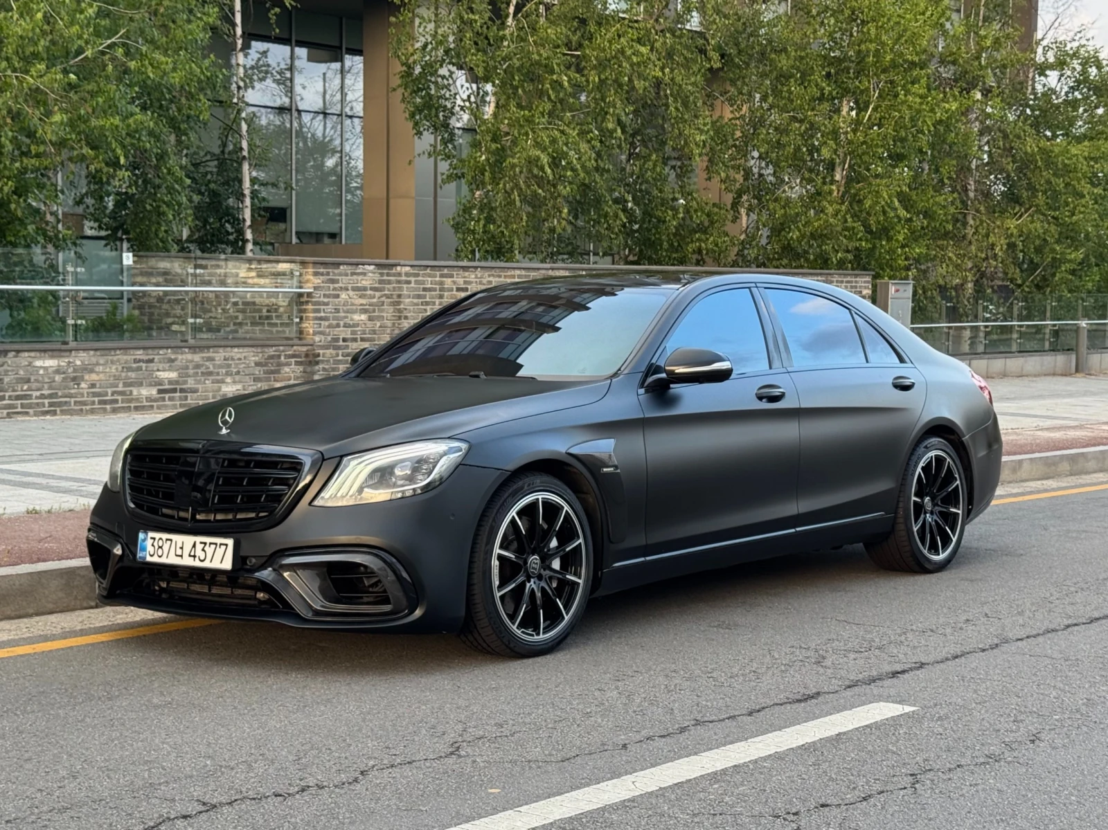 Mercedes-Benz S 500 BRABUS CARBON* SOFT-CLOSE* 360* МАСАЖ* ОБДУХ* 2XTV, снимка 2 - Автомобили и джипове - 54839686