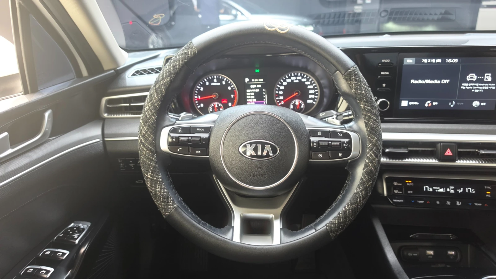 Kia K5 PRESTIGE 2.0* ПОДГРЕВ СЕДАЛКИ/ВОЛАН* hellascars.bg, снимка 8 - Автомобили и джипове - 55564767