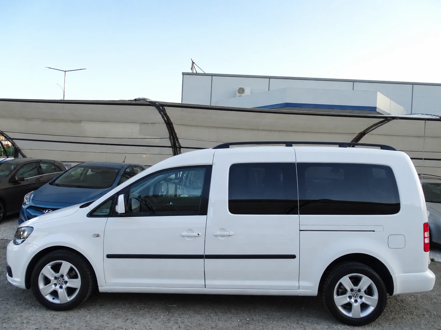 VW Caddy 1.6TDI_MAXI_Дълга База_* , снимка 8 - Автомобили и джипове - 56060299