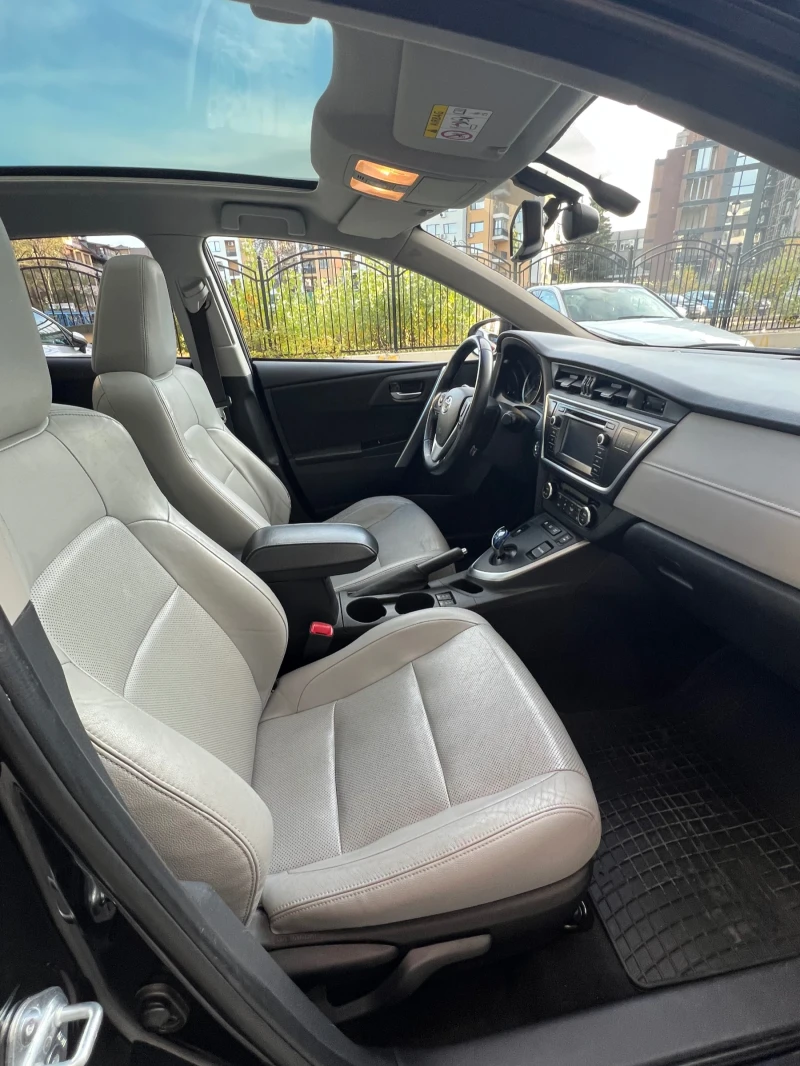 Toyota Auris VIP Hybrid, снимка 9 - Автомобили и джипове - 52597937