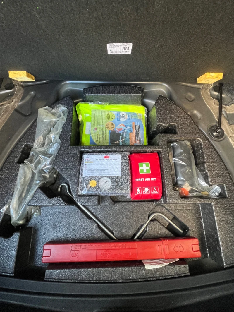 Toyota Auris VIP Hybrid, снимка 12 - Автомобили и джипове - 52597937