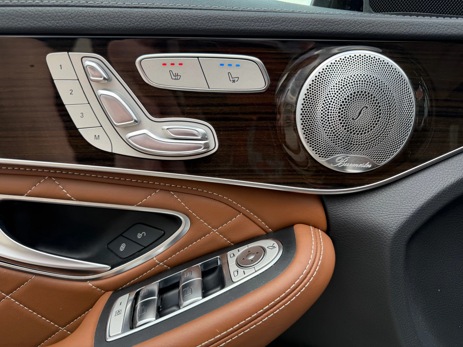 Mercedes-Benz C 400 4M AMG/DESIGNO/360/DISTR/ОБДУХ/K LESS/H UP/ПЕЧКА, снимка 9 - Автомобили и джипове - 54539629