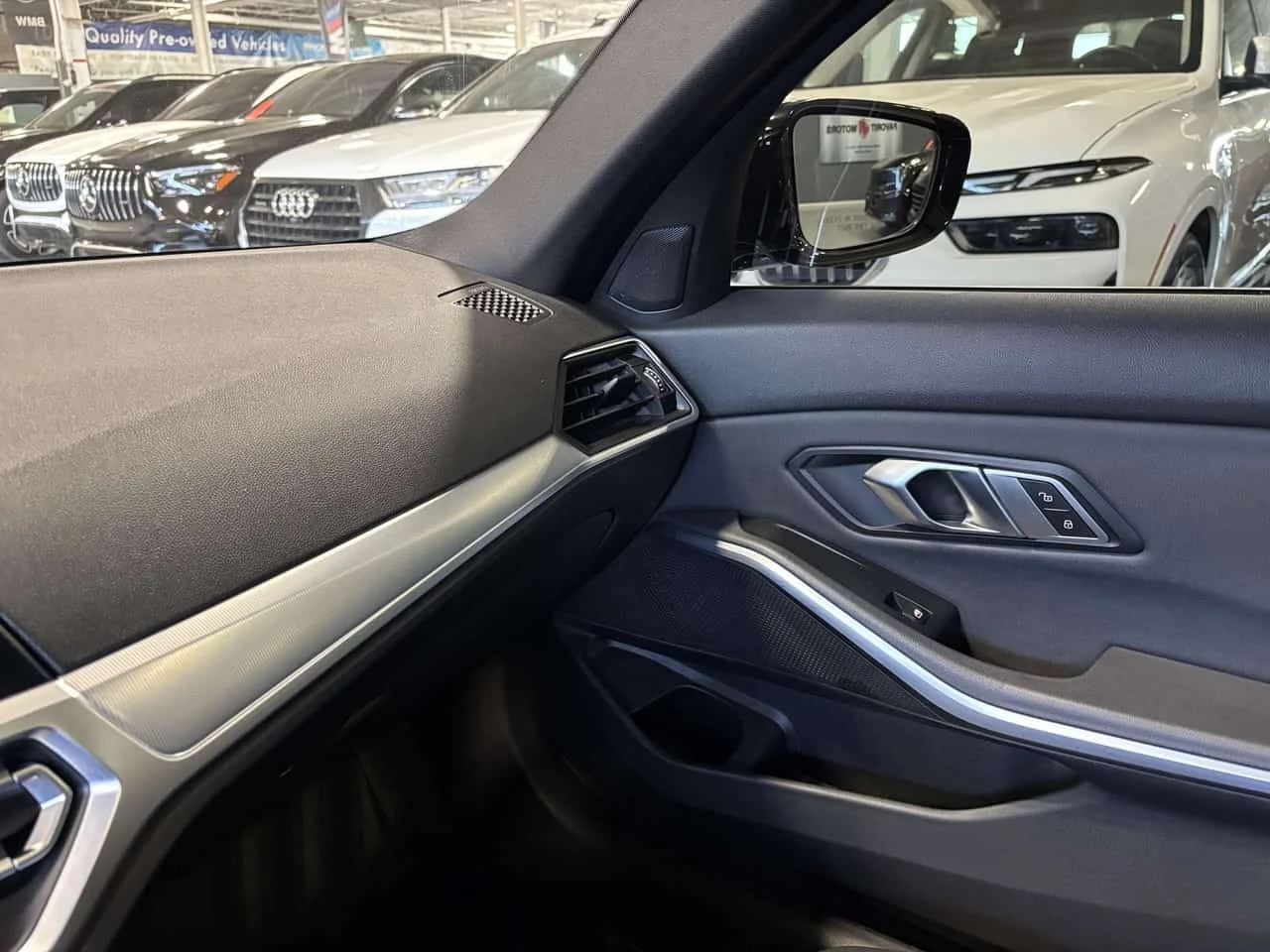 BMW 330 xDrive| AWD| CLUSTERNAV| SUNROOF| , снимка 14 - Автомобили и джипове - 56213918
