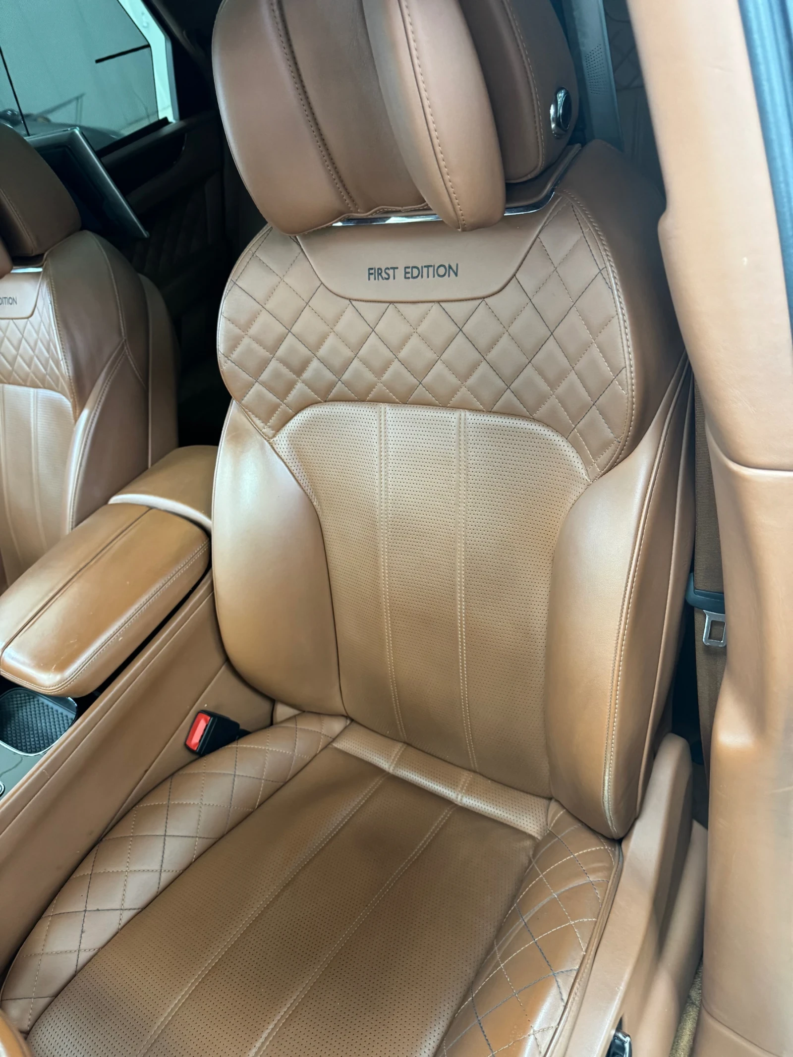 Bentley Bentayga First Edition 6.0 W12  салон с диамантен шев, снимка 8 - Автомобили и джипове - 54231993