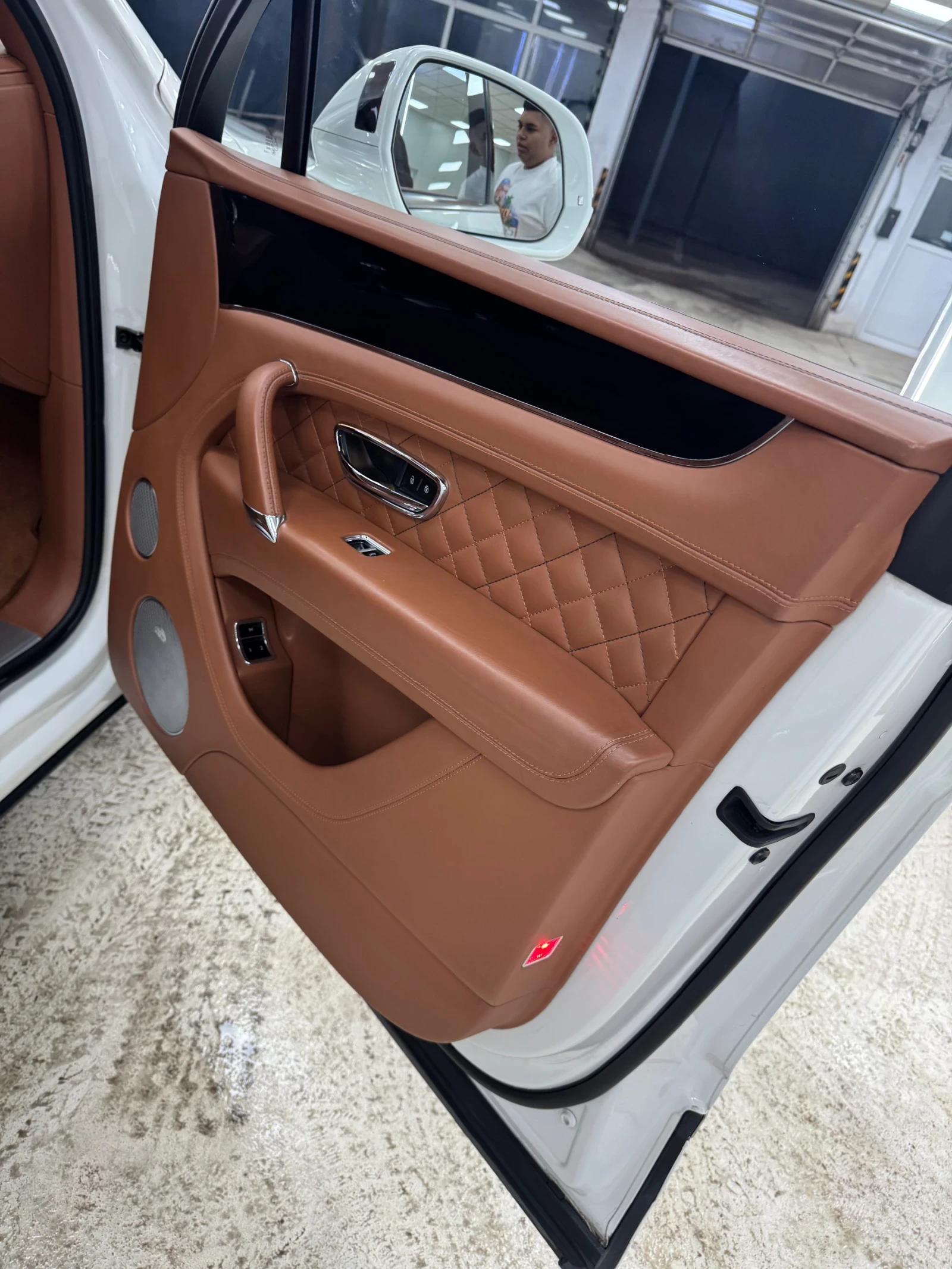 Bentley Bentayga First Edition 6.0 W12  салон с диамантен шев, снимка 15 - Автомобили и джипове - 54231993