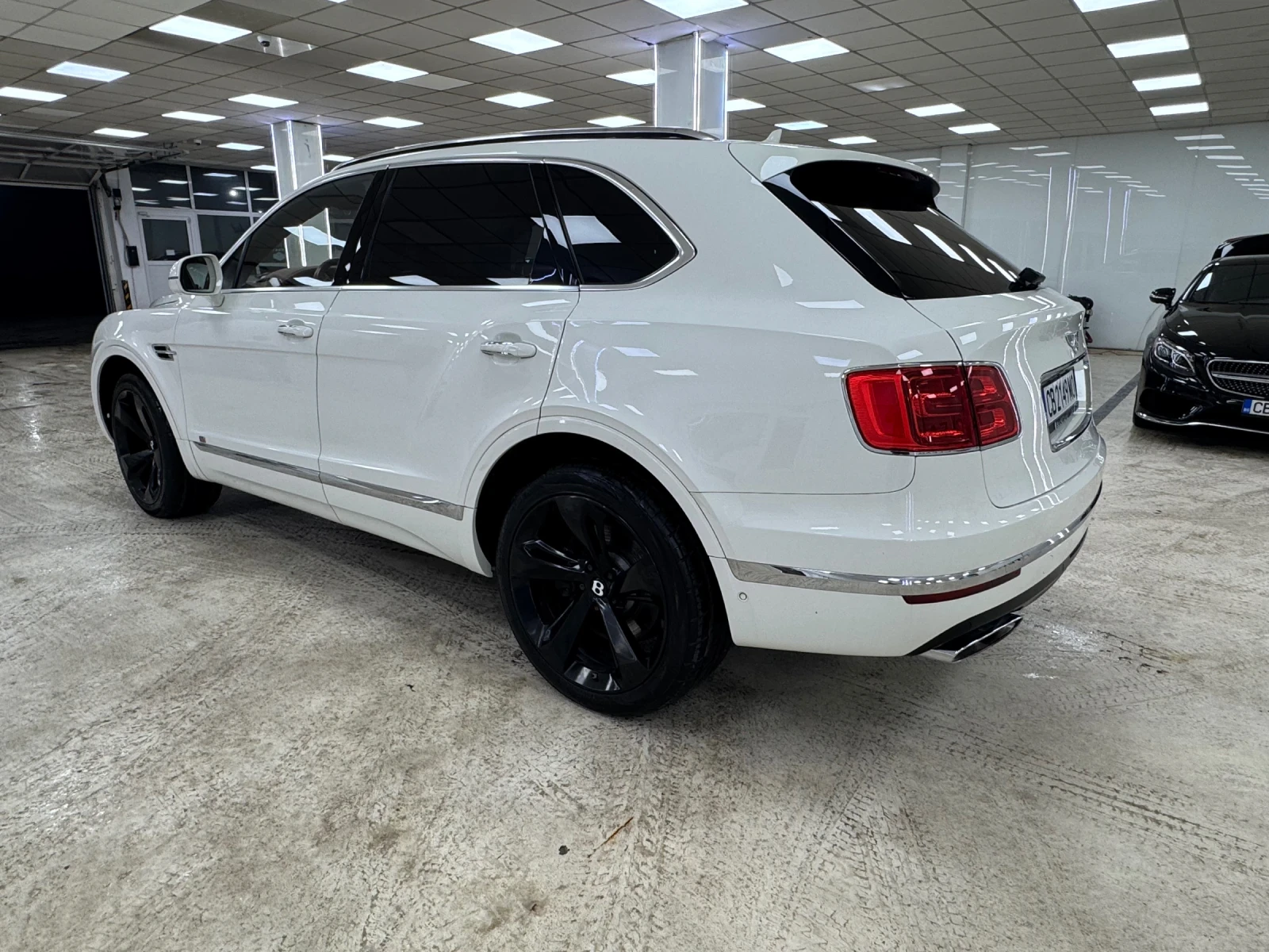 Bentley Bentayga First Edition 6.0 W12  салон с диамантен шев, снимка 4 - Автомобили и джипове - 54231993