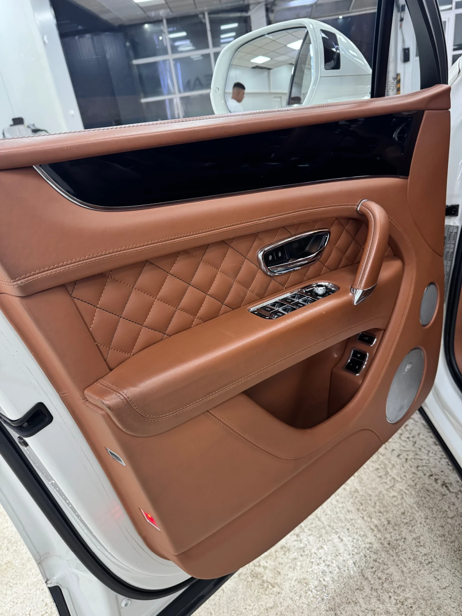 Bentley Bentayga First Edition 6.0 W12  салон с диамантен шев, снимка 7 - Автомобили и джипове - 54231993