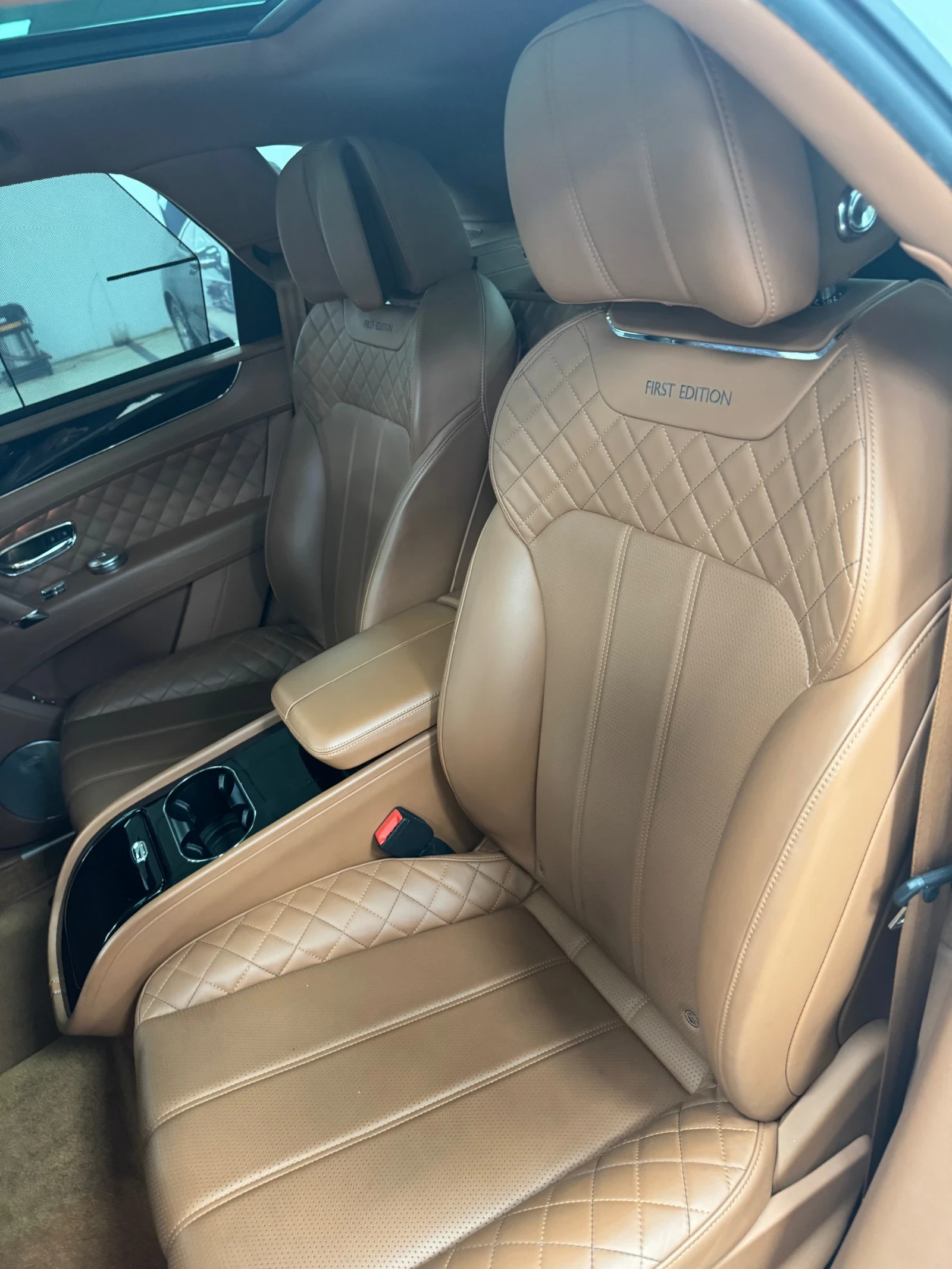 Bentley Bentayga First Edition 6.0 W12  салон с диамантен шев, снимка 12 - Автомобили и джипове - 54231993