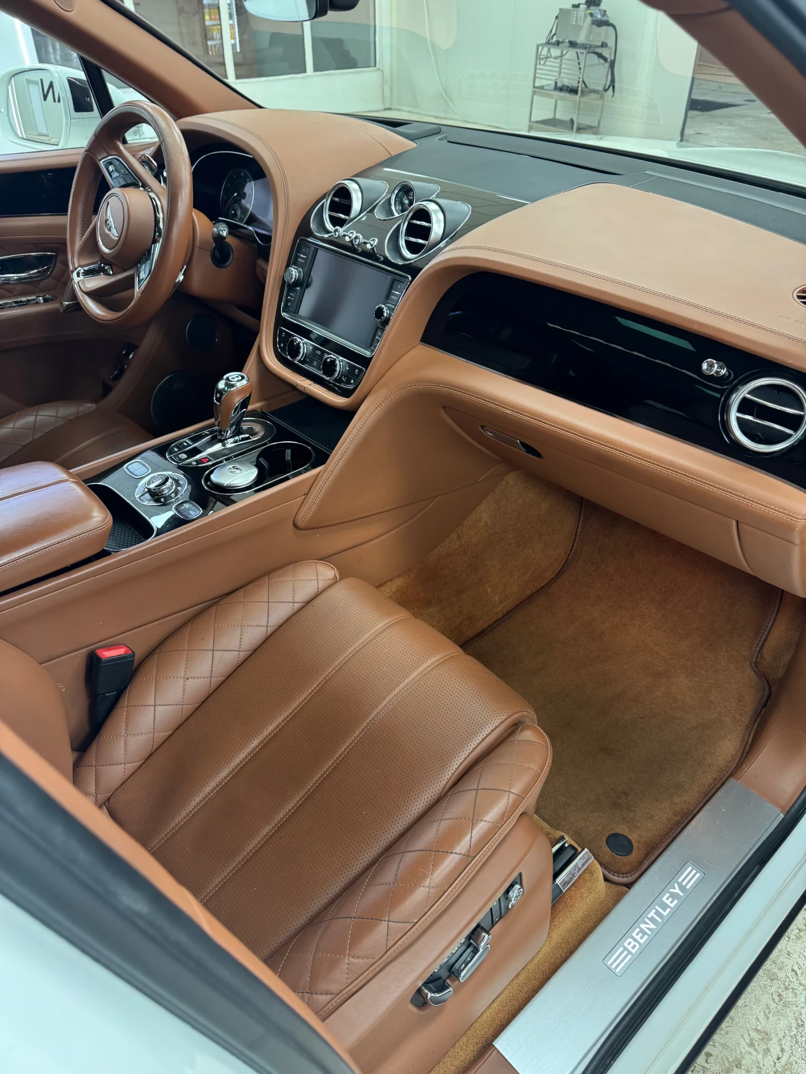 Bentley Bentayga First Edition 6.0 W12  салон с диамантен шев, снимка 16 - Автомобили и джипове - 54231993