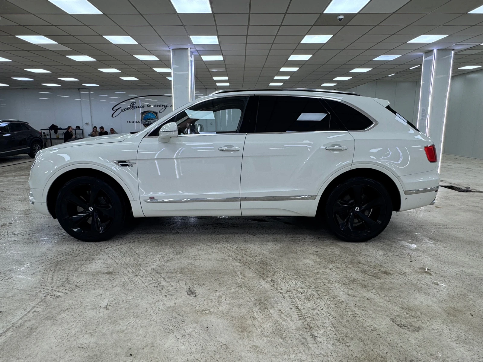 Bentley Bentayga First Edition 6.0 W12  салон с диамантен шев, снимка 3 - Автомобили и джипове - 54231993
