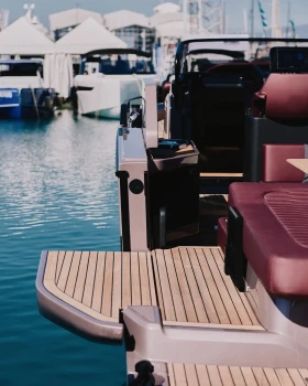 Моторна яхта Cranchi A32, снимка 2 - Воден транспорт - 53433411