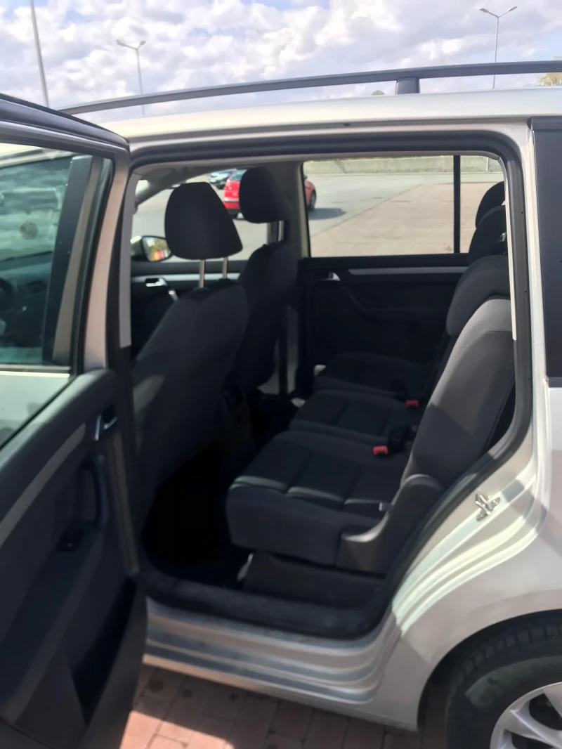 VW Touran 1.6 TDI 105, снимка 11 - Автомобили и джипове - 52356981