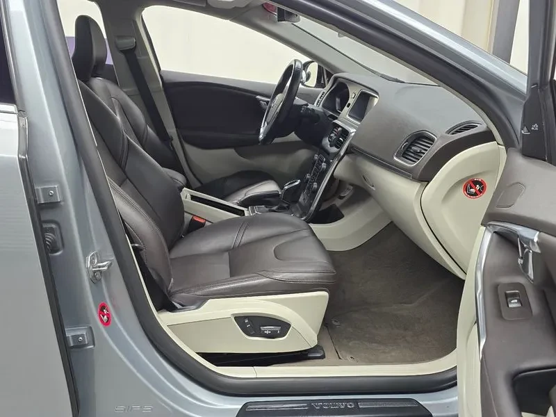 Volvo V40 1.6D, снимка 11 - Автомобили и джипове - 53795913