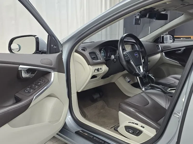 Volvo V40 1.6D, снимка 10 - Автомобили и джипове - 53795913