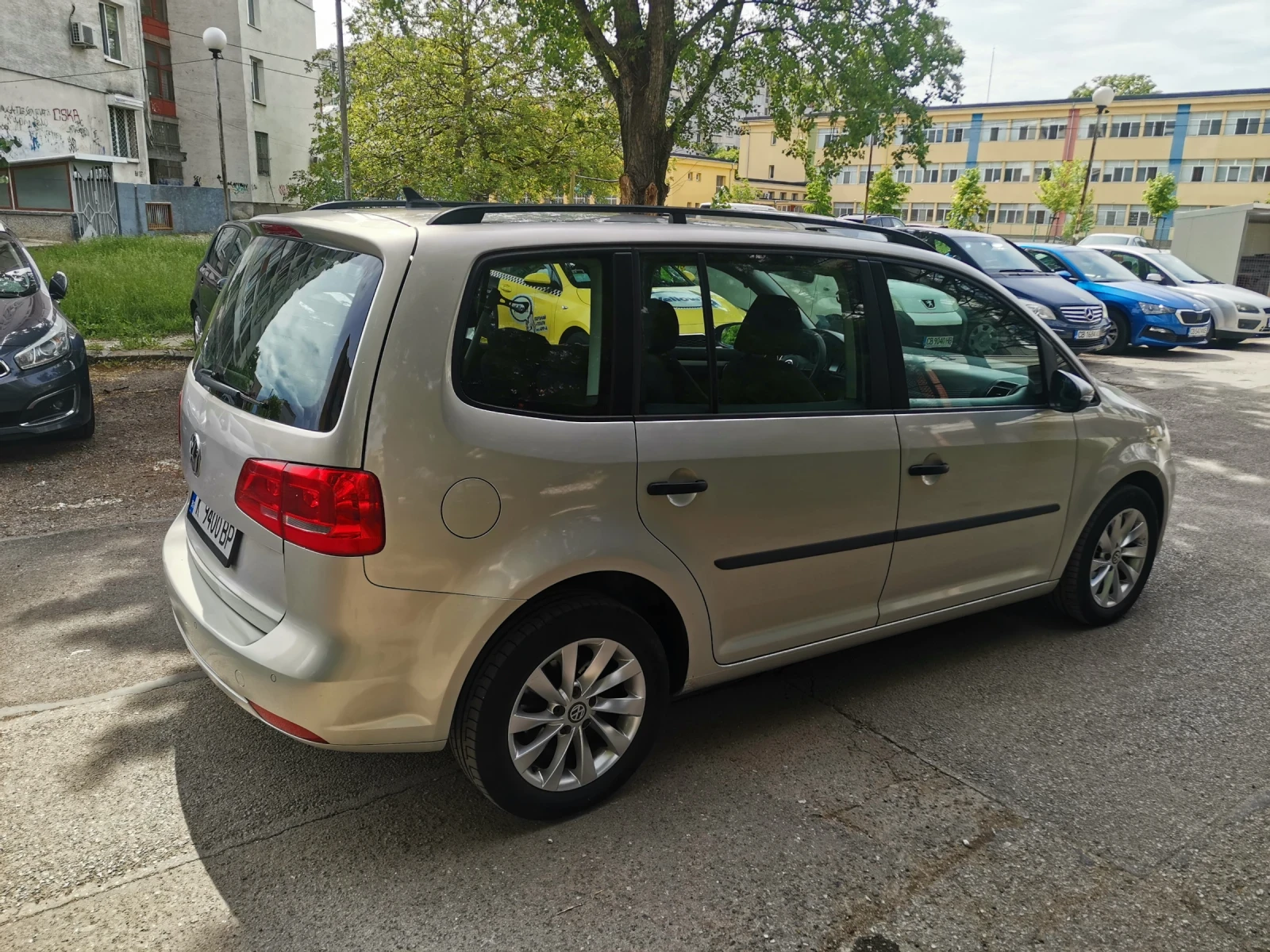 VW Touran 1.6 TDI 105, снимка 4 - Автомобили и джипове - 54547662