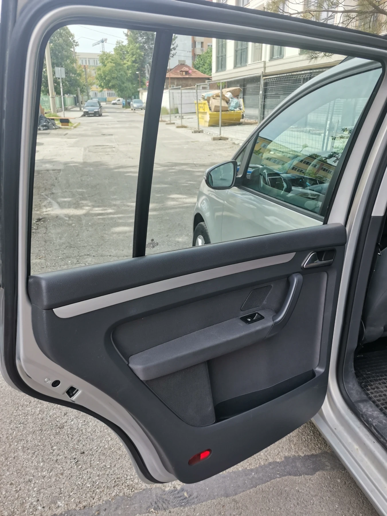 VW Touran 1.6 TDI 105, снимка 10 - Автомобили и джипове - 54547662