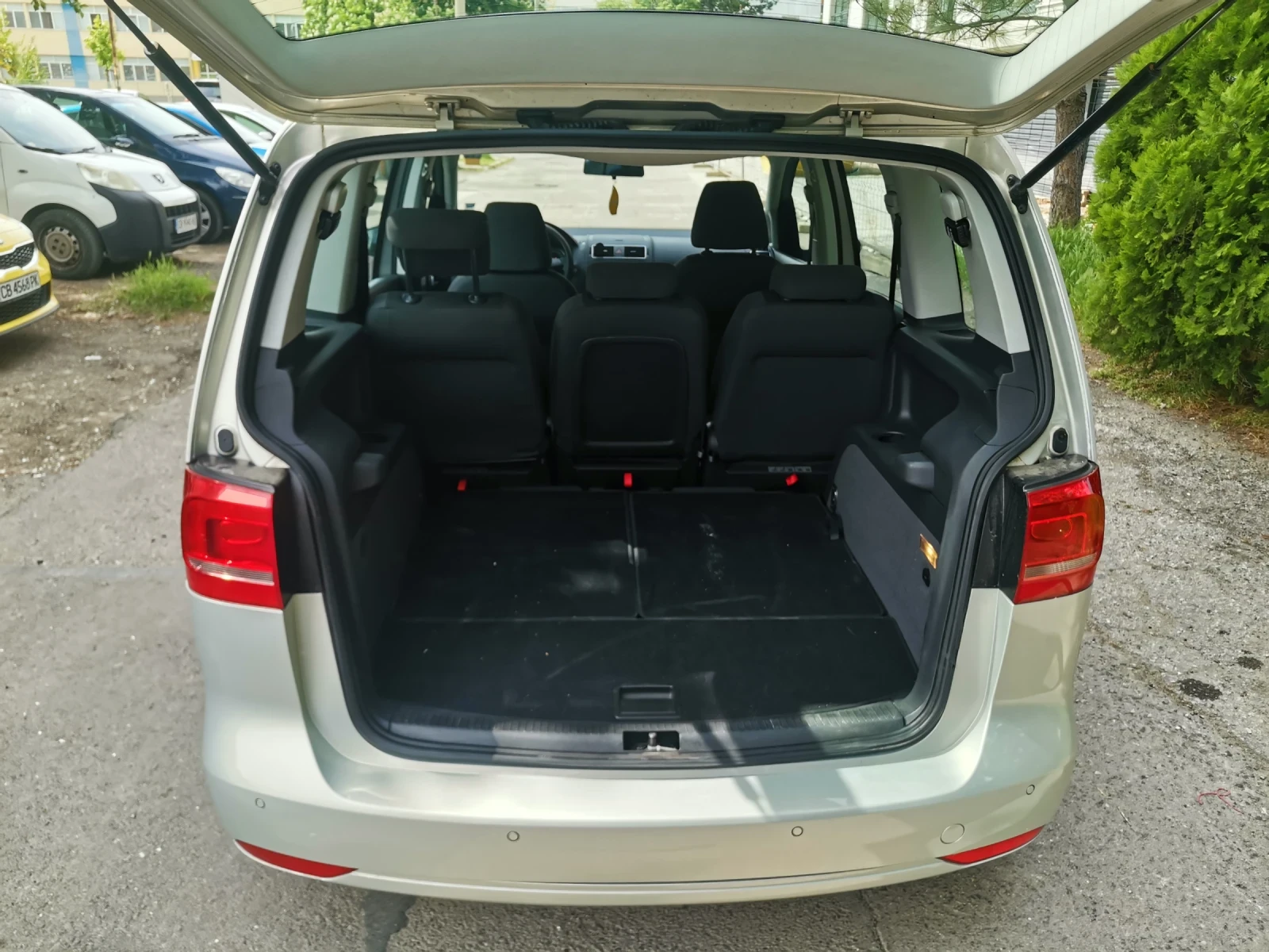VW Touran 1.6 TDI 105, снимка 6 - Автомобили и джипове - 54547662
