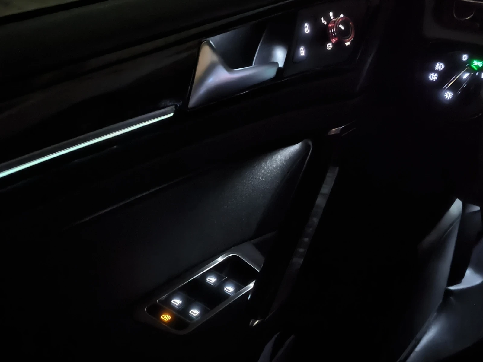 VW Golf 1.6TDI Highline , снимка 15 - Автомобили и джипове - 54008741