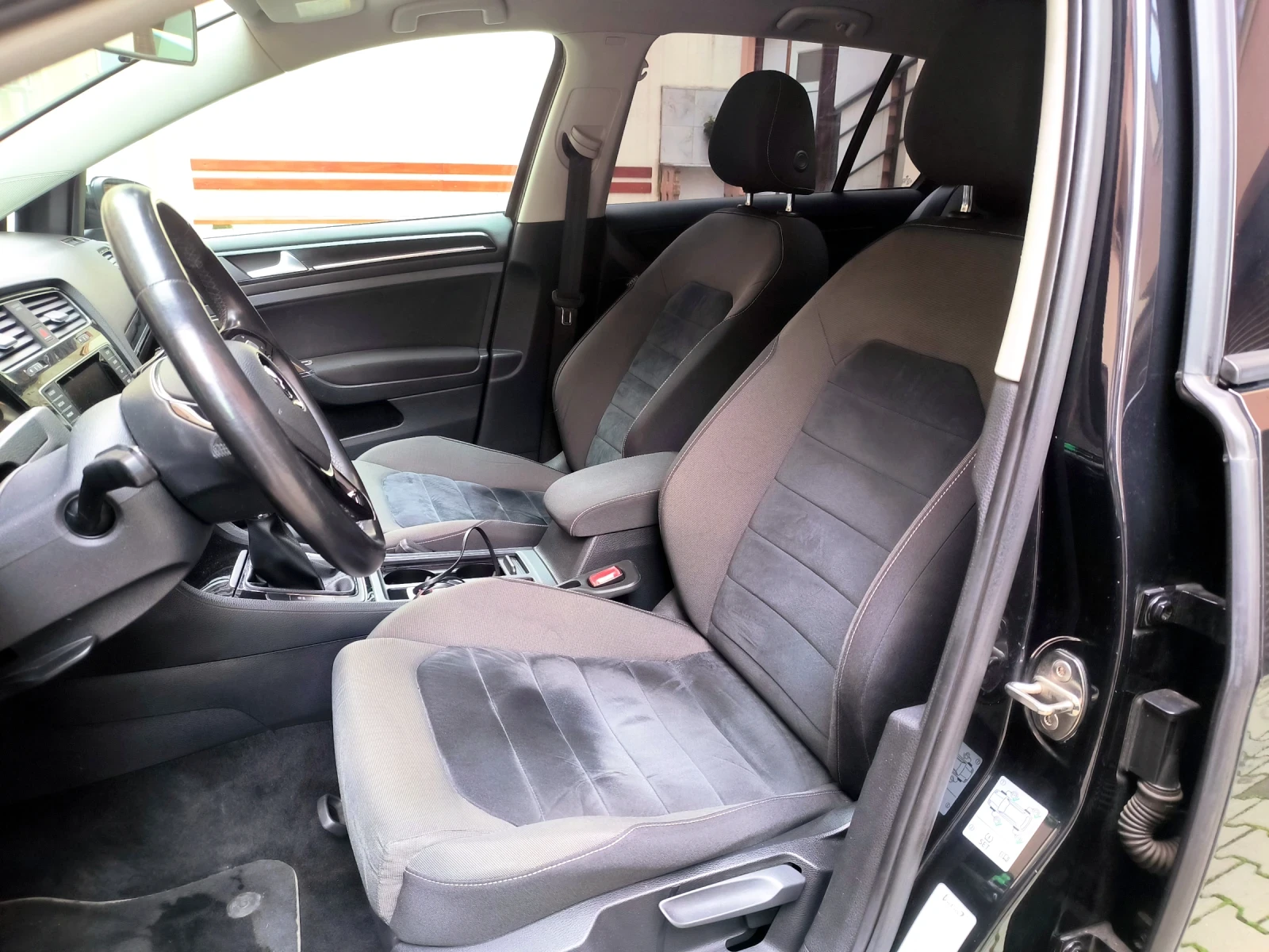 VW Golf 1.6TDI Highline , снимка 9 - Автомобили и джипове - 54008741