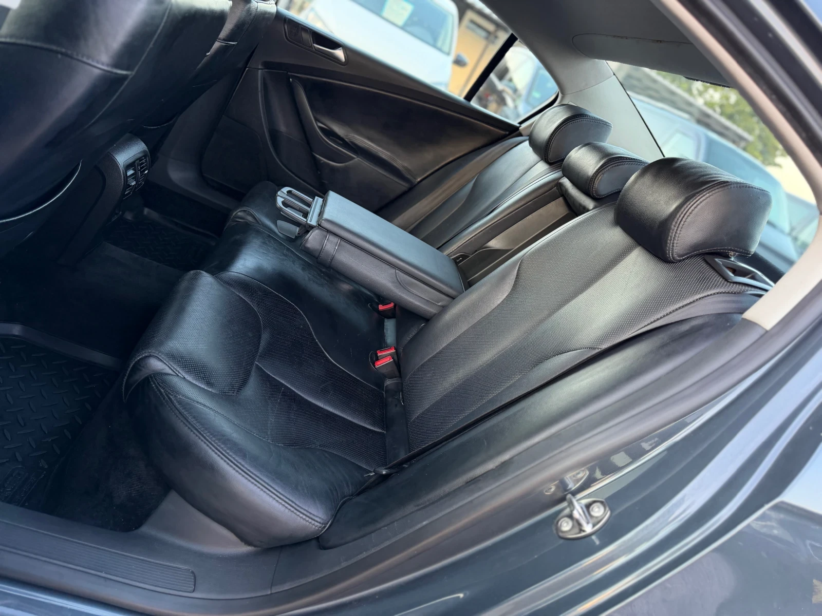 VW Passat 2.0TSI 160кс АВТОМАТИК НАВИ КОЖА ПОДГРЕВ , снимка 12 - Автомобили и джипове - 55377120