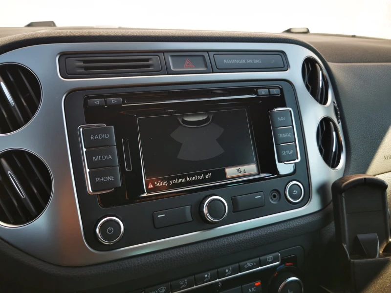 VW Tiguan Sport&Style 2.0TDI BMT 4MOTION, снимка 15 - Автомобили и джипове - 52237035