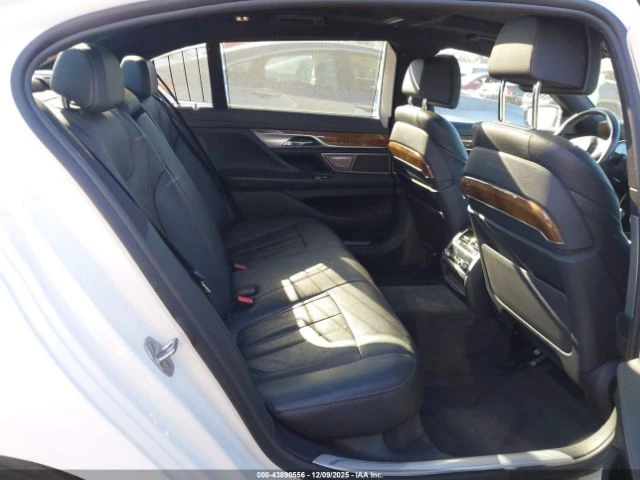 BMW 740 M* SPORT* ДИГИТАЛНО* ТАБЛО* ПОДГРЕВ* КАМЕРА* КЕЙЛЕ, снимка 11 - Автомобили и джипове - 53032138