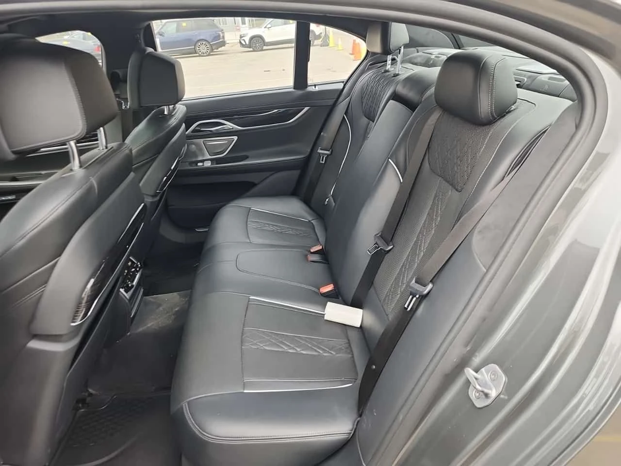 BMW 750 XDRIVE * DISTRONIC * SOFT-CLOSE * 360 * MASSAGE, снимка 13 - Автомобили и джипове - 54383907