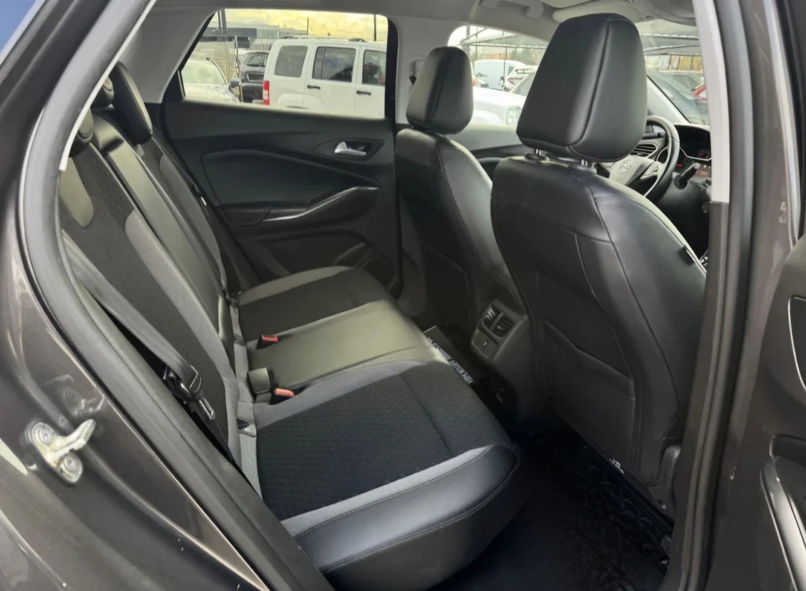 Opel Grandland X 1.6D-KEYLESS- BLIND SPOT-LANE ASSIST-CARPLAY-FULL - изображение 10