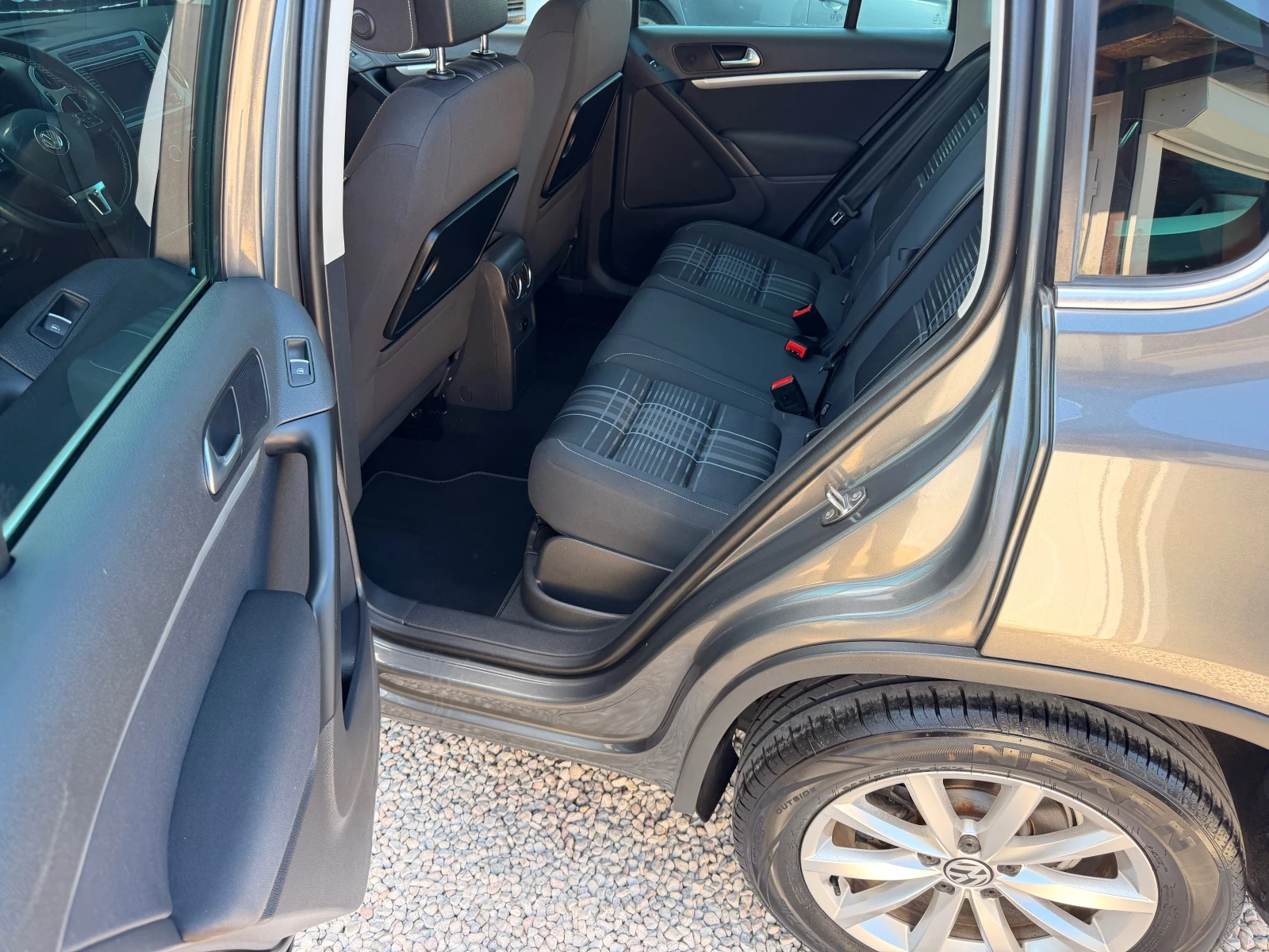 VW Tiguan 2.0TDI* NAVI* 100%км* FACE* KAMERA* НОВИЯ МОТОР, снимка 16 - Автомобили и джипове - 56132073