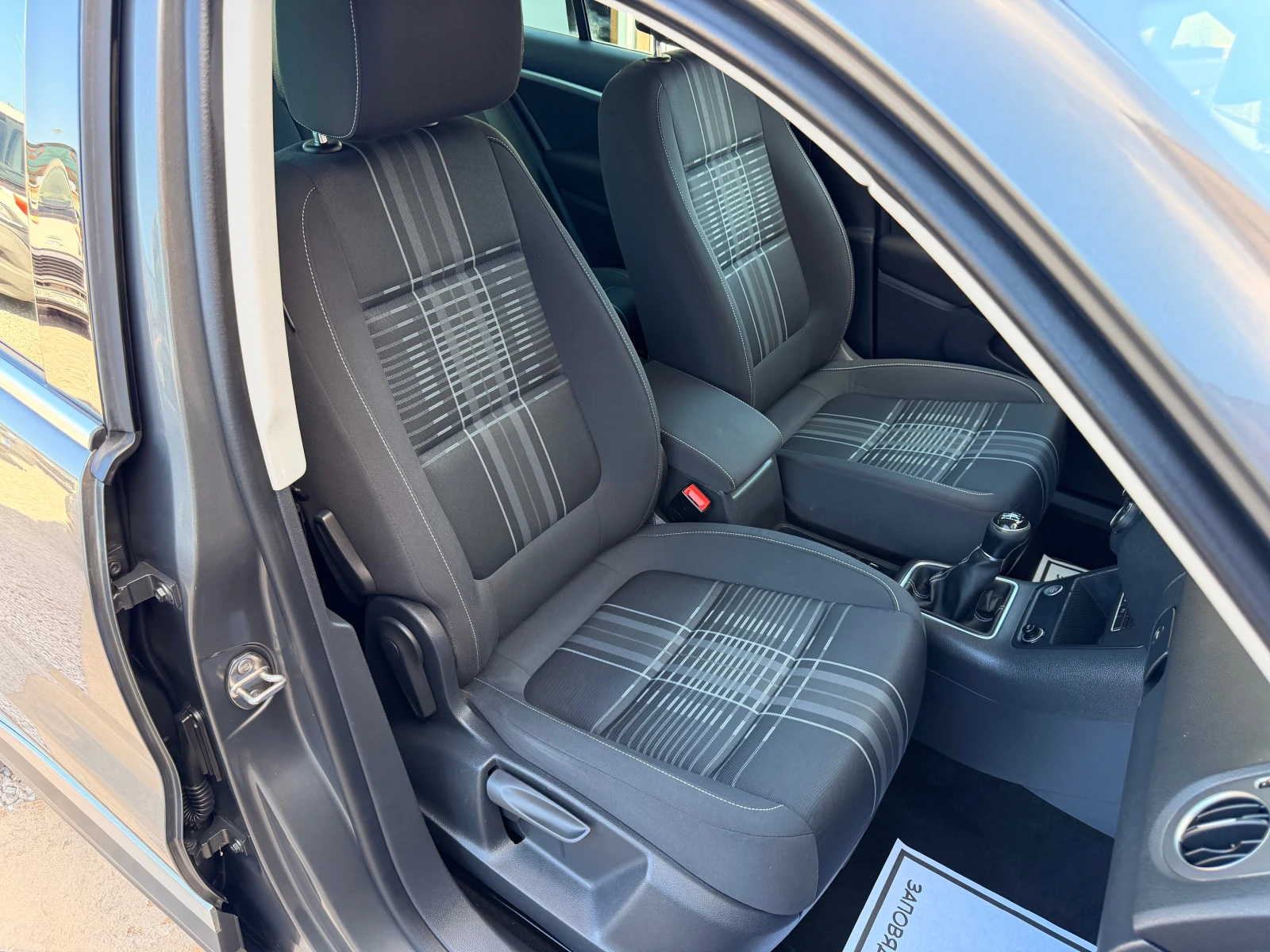 VW Tiguan 2.0TDI* NAVI* 100%км* FACE* KAMERA* НОВИЯ МОТОР, снимка 11 - Автомобили и джипове - 56132073