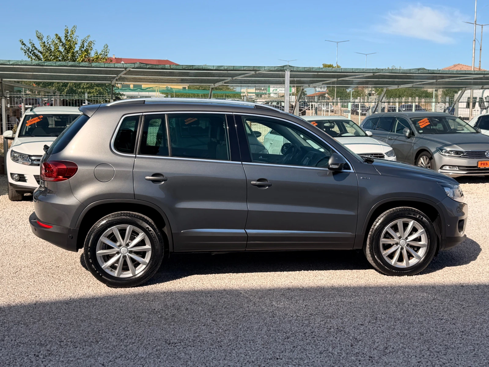VW Tiguan 2.0TDI* NAVI* 100%км* FACE* KAMERA* НОВИЯ МОТОР, снимка 4 - Автомобили и джипове - 56132073