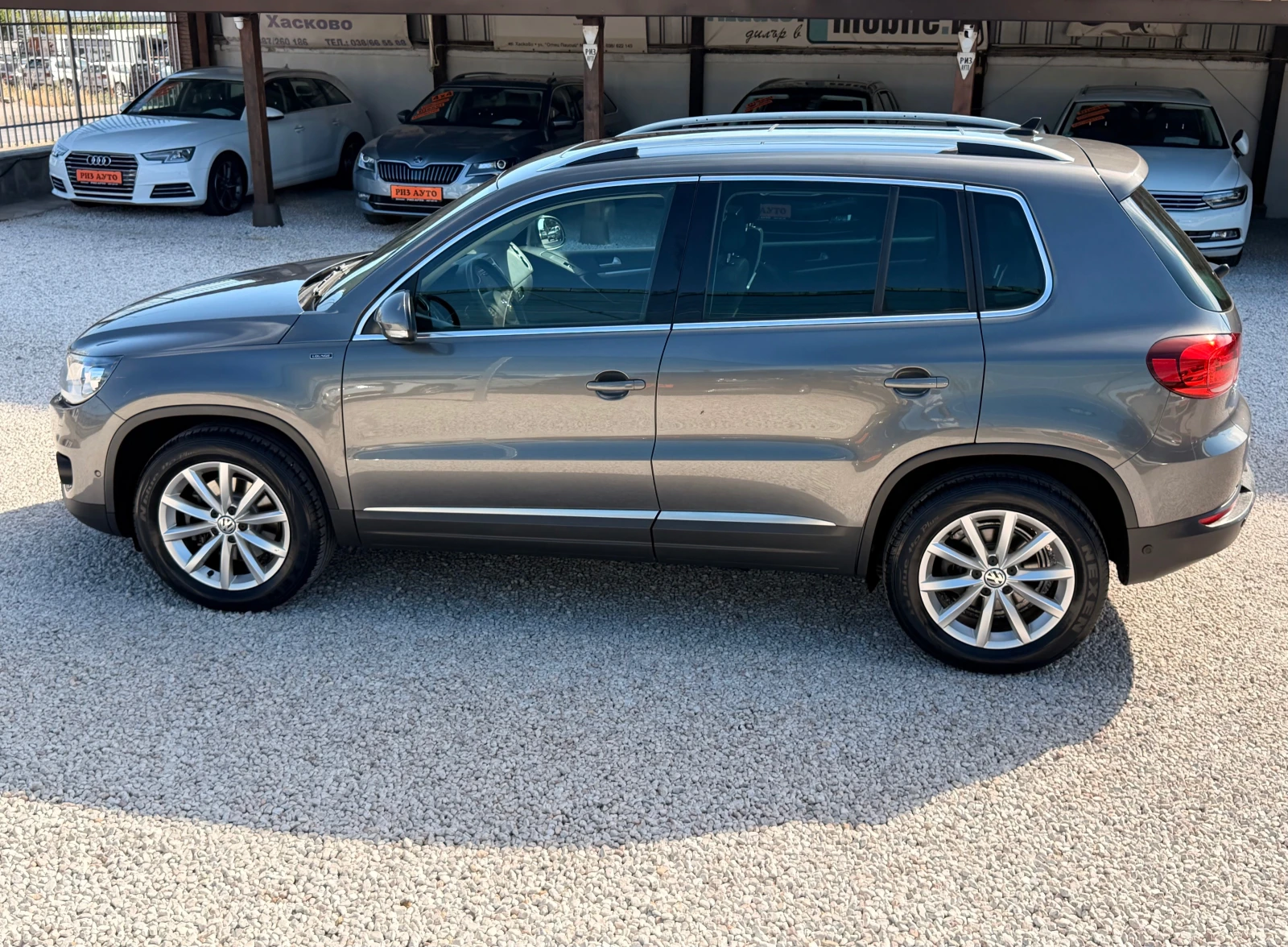 VW Tiguan 2.0TDI* NAVI* 100%км* FACE* KAMERA* НОВИЯ МОТОР, снимка 12 - Автомобили и джипове - 56132073