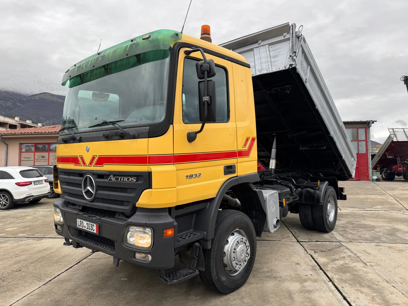 Mercedes-Benz Actros 1832 , 4x4 , кош:4., 60м, тристранен самосвал, снимка 1
