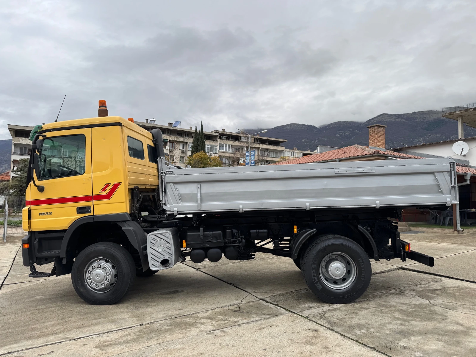 Mercedes-Benz Actros 1832 , 4x4 , кош:4., 60м, тристранен самосвал - изображение 8