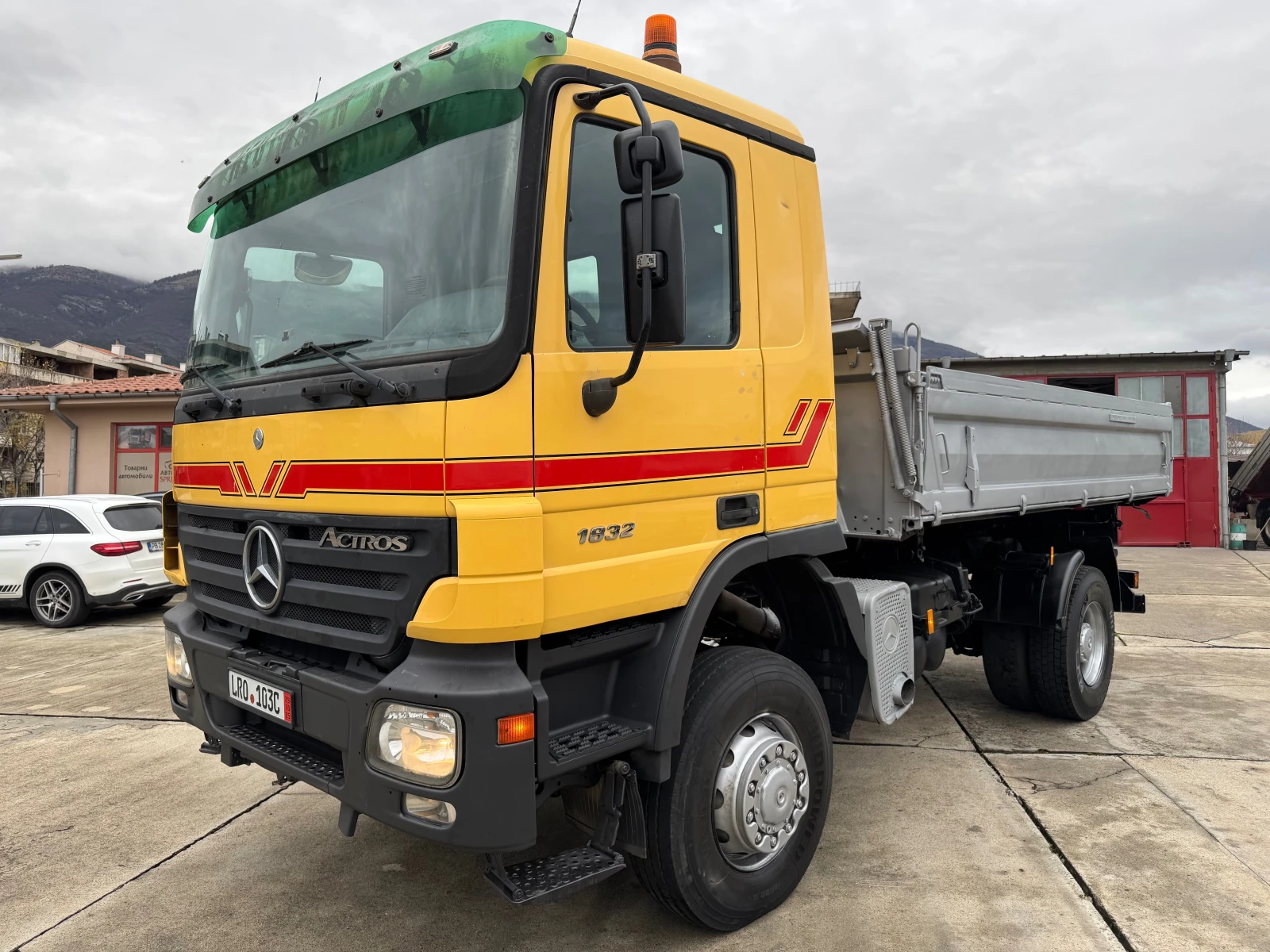 Mercedes-Benz Actros 1832 , 4x4 , кош:4., 60м, тристранен самосвал - изображение 7
