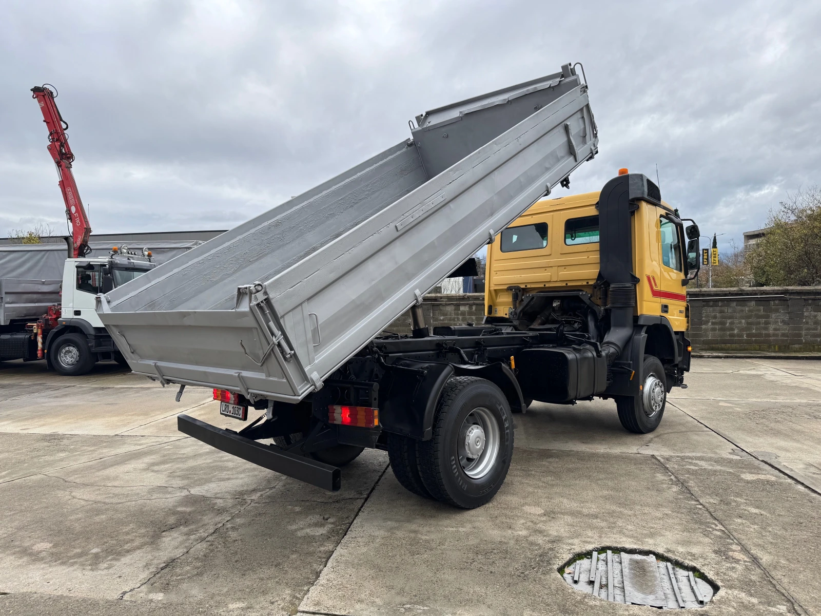 Mercedes-Benz Actros 1832 , 4x4 , кош:4., 60м, тристранен самосвал - изображение 3