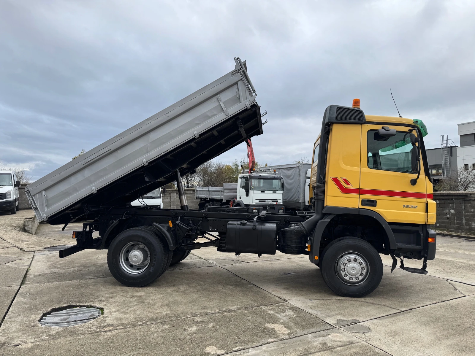 Mercedes-Benz Actros 1832 , 4x4 , кош:4., 60м, тристранен самосвал - изображение 4