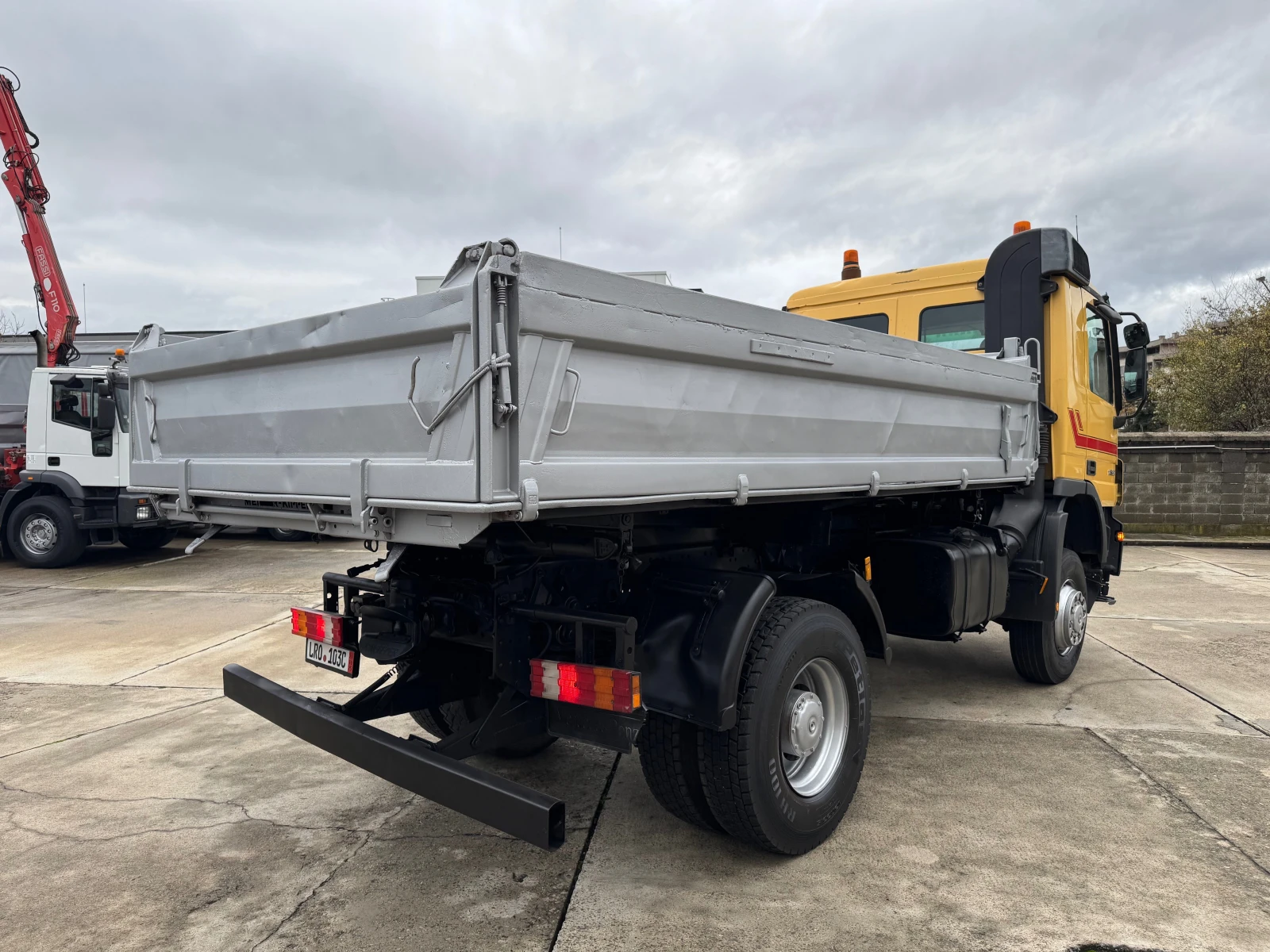 Mercedes-Benz Actros 1832 , 4x4 , кош:4., 60м, тристранен самосвал - изображение 10