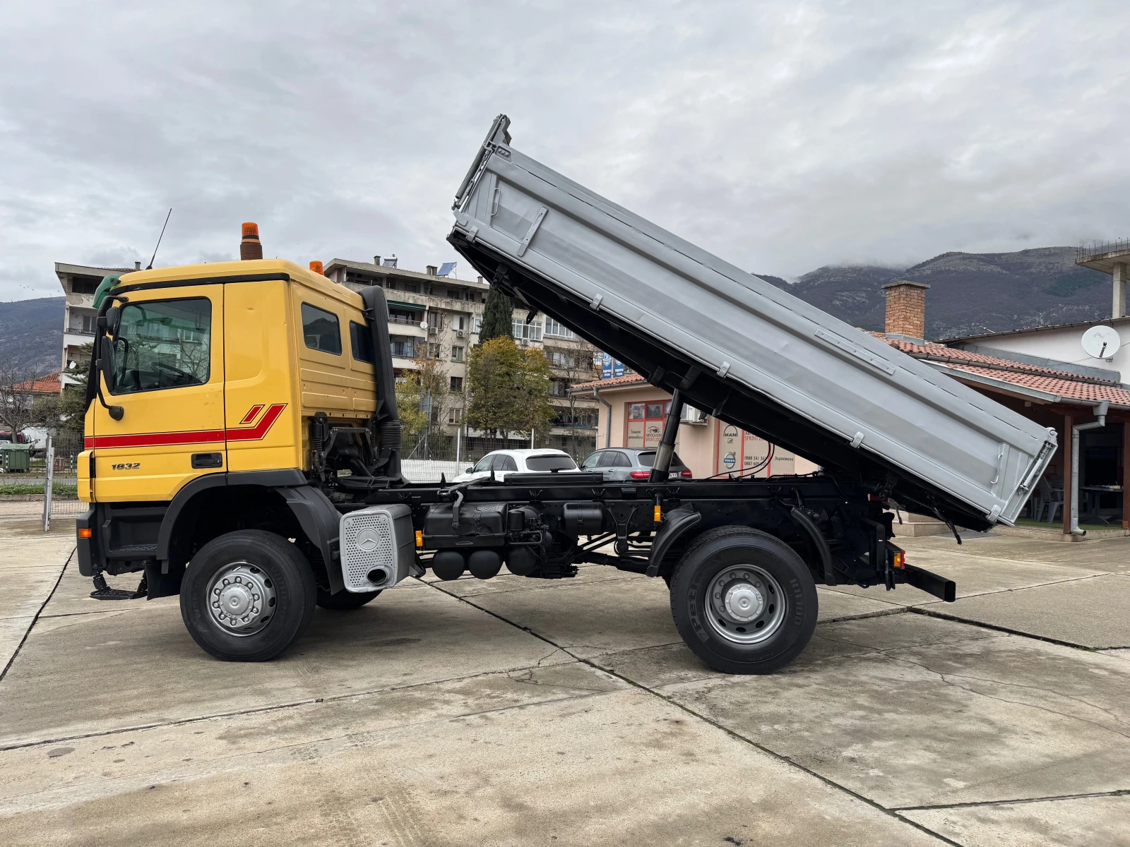 Mercedes-Benz Actros 1832 , 4x4 , кош:4., 60м, тристранен самосвал - изображение 2