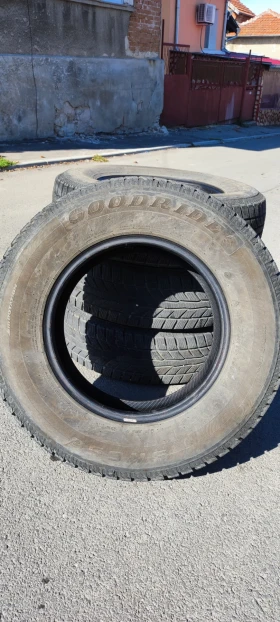 Гуми Зимни 215/75R15, снимка 1 - Гуми и джанти - 47283659