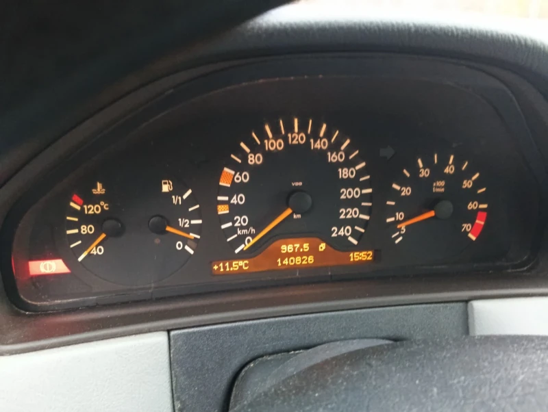 Mercedes-Benz E 240, снимка 4 - Автомобили и джипове - 52624090