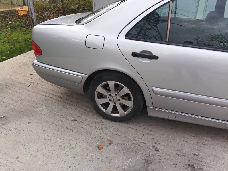 Mercedes-Benz E 240, снимка 2 - Автомобили и джипове - 52624090
