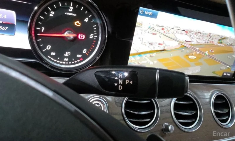 Mercedes-Benz E 220, снимка 9 - Автомобили и джипове - 53115702