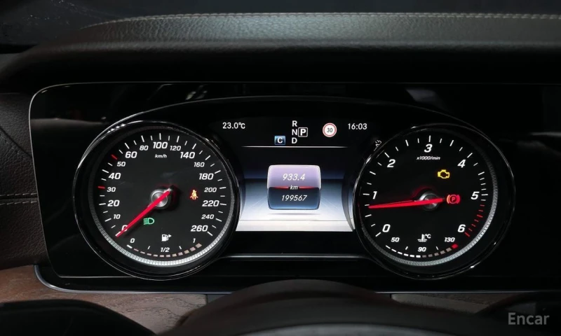 Mercedes-Benz E 220, снимка 8 - Автомобили и джипове - 53115702