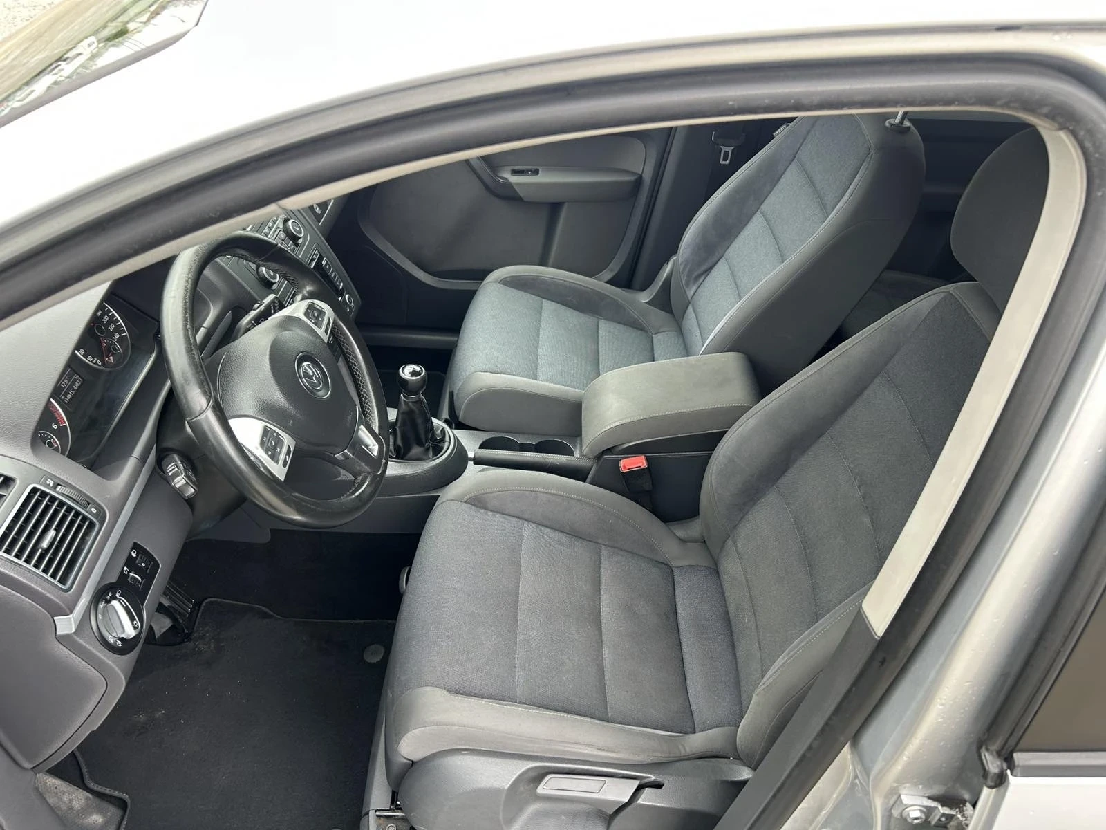 VW Touran 2.0 140, снимка 8 - Автомобили и джипове - 54080317