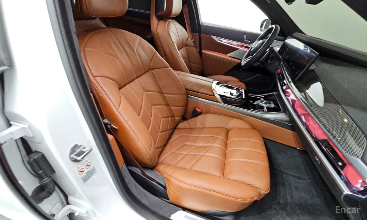 BMW 750 * 750e* xDrive* M-SPORT* THEATRE SCREEN* FULL* , снимка 12 - Автомобили и джипове - 54659813