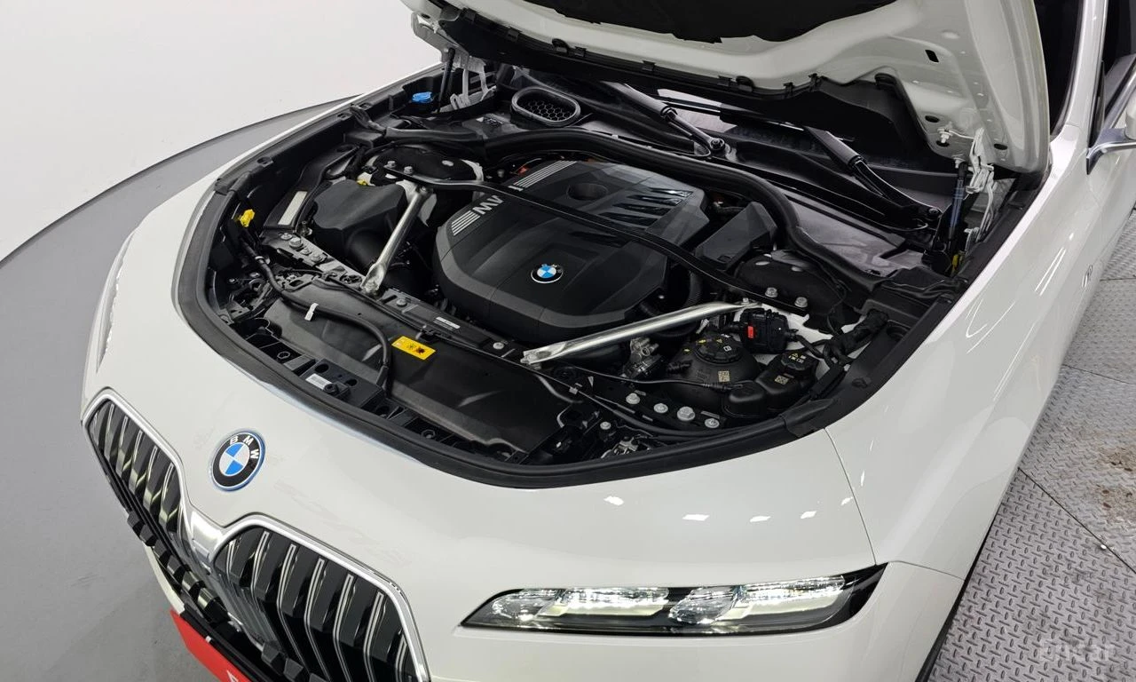 BMW 750 * 750e* xDrive* M-SPORT* THEATRE SCREEN* FULL* , снимка 4 - Автомобили и джипове - 54659813