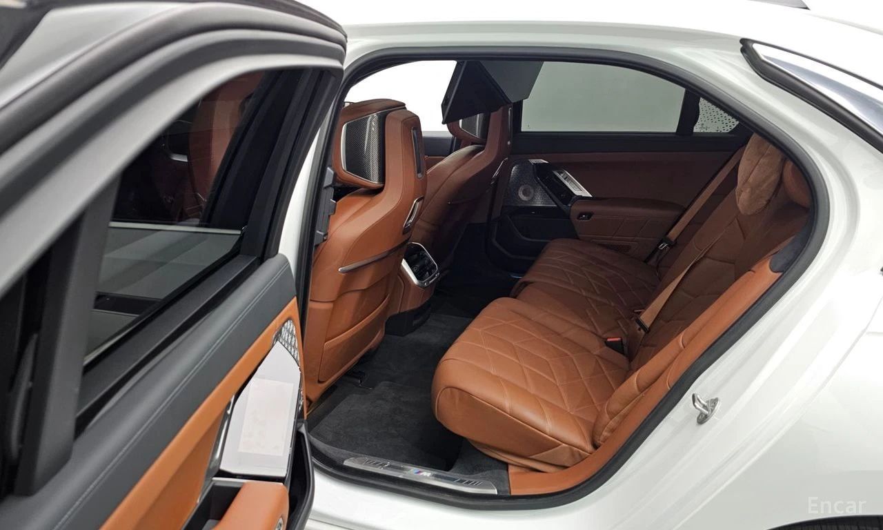 BMW 750 * 750e* xDrive* M-SPORT* THEATRE SCREEN* FULL* , снимка 11 - Автомобили и джипове - 54659813